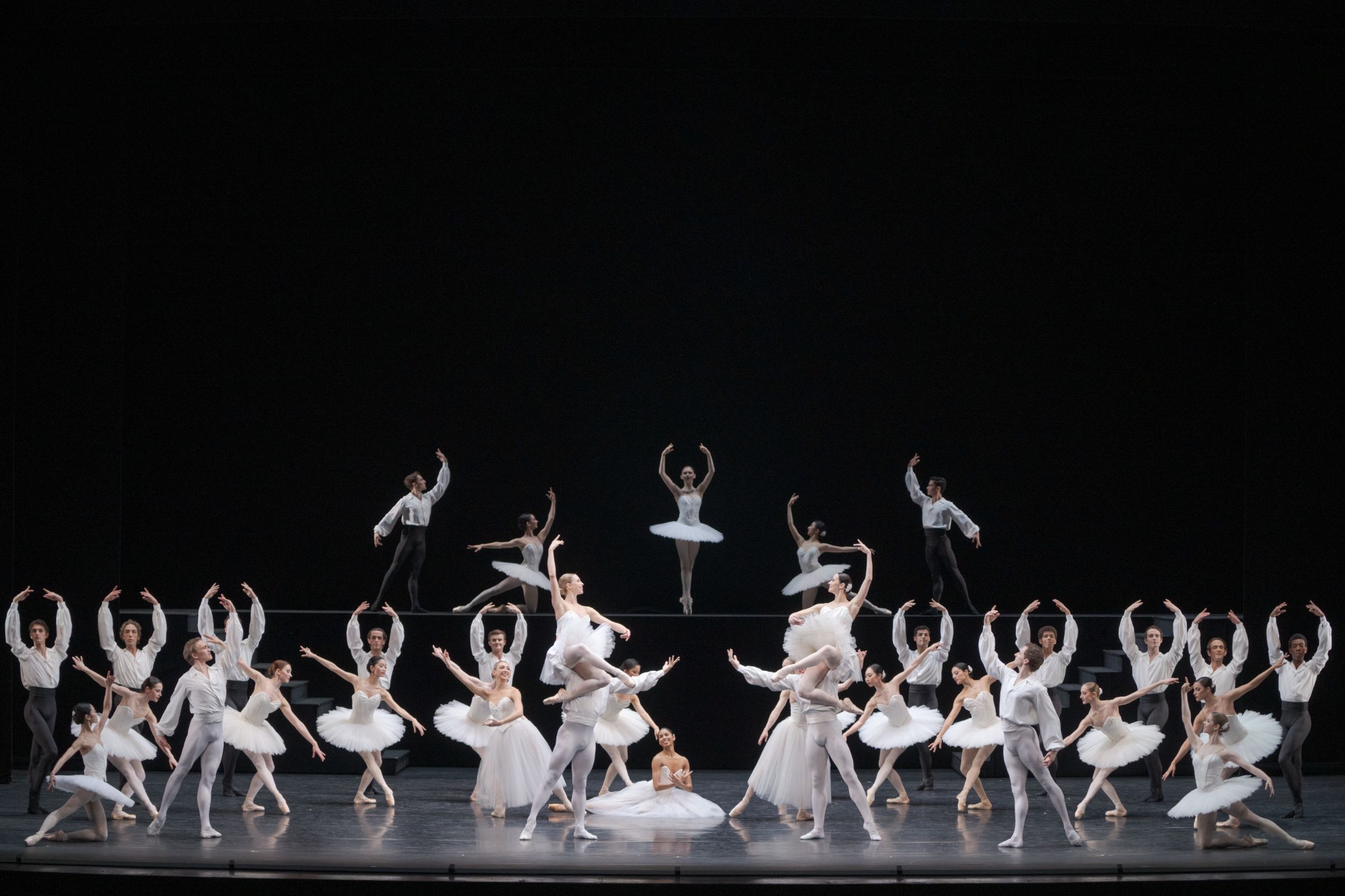 National Ballet of Canada in Serge Lifar's <i>Suite en Blanc</i> © Karolina Kuras