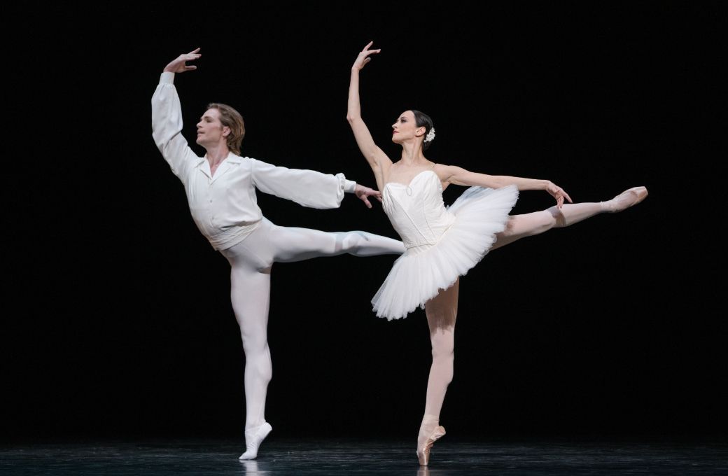 Harrison James and Svetlana Lunkina in Serge Lifar's <i>Suite en Blanc</i> © Karolina Kuras