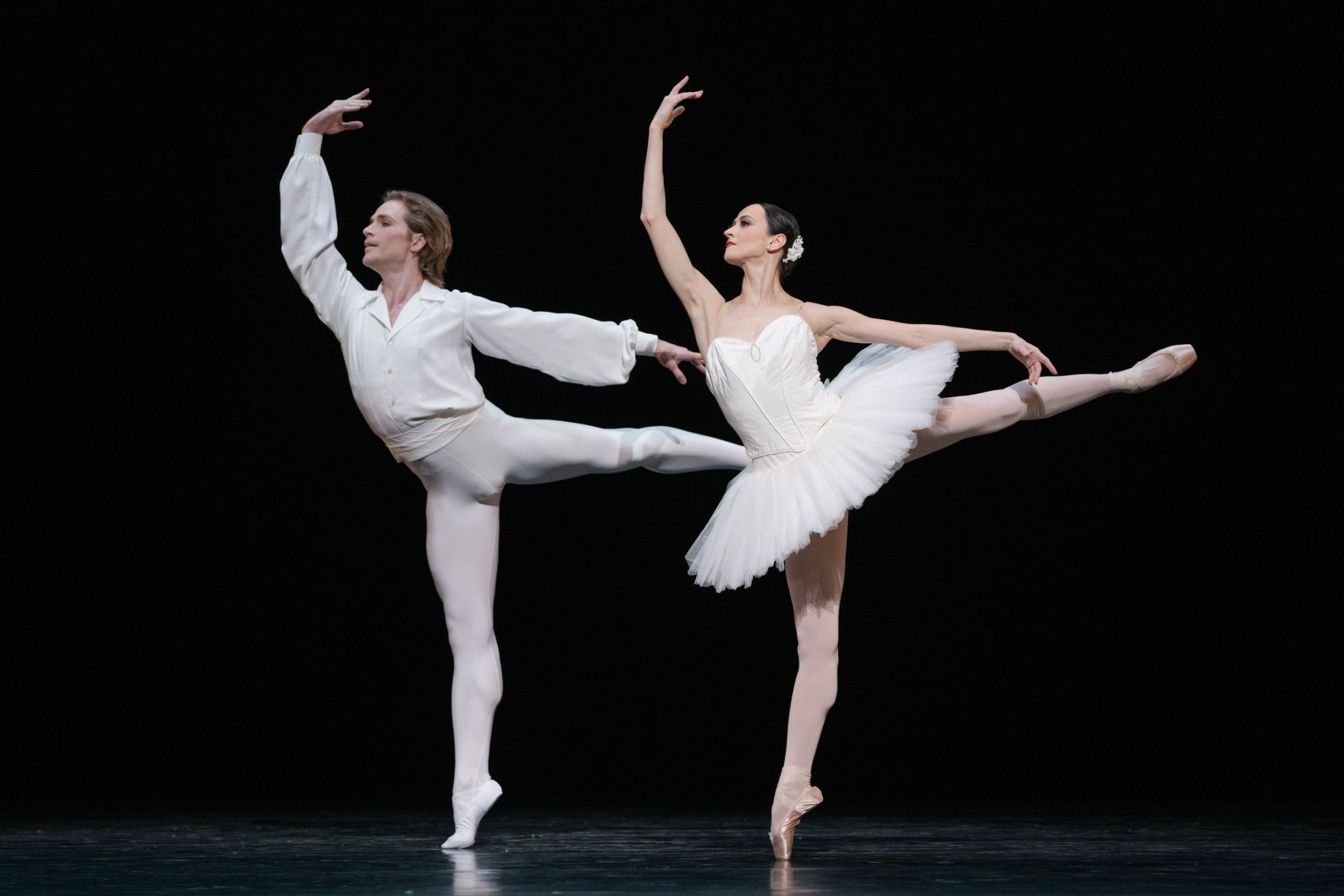 Harrison James and Svetlana Lunkina in Serge Lifar's <i>Suite en Blanc</i> © Karolina Kuras