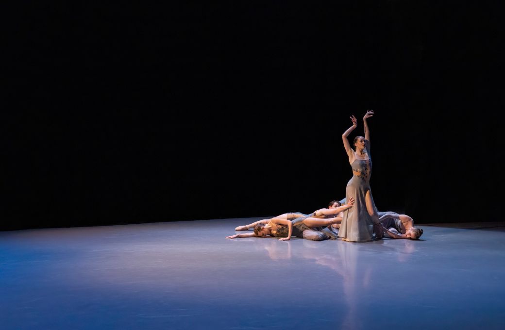 Kansas City Ballet in <i>I am, lost to all but this</i> by Morgan Sicklick © KCBalletMedia