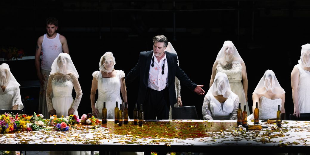 Crispin Lord (Judith), John Relyea (Bluebeard), ENO Chorus &copy; Nirah Sanghani