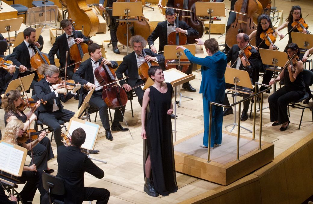 Emily D'Angelo durante la interpretaci&oacute;n de los <i>lieder</i> de Alma Mahler &copy; Rafa Mart&iacute;n | OCNE