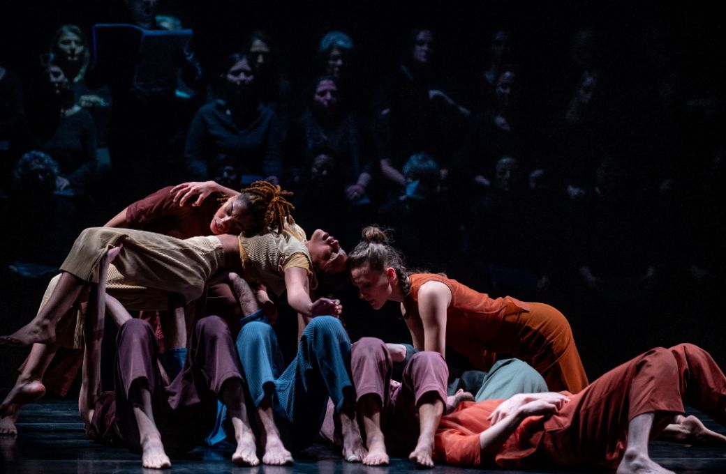 Doug Varone dancers in <i>To My Arms / Restore</i> at NYU Skirball Center © Greg Kessler