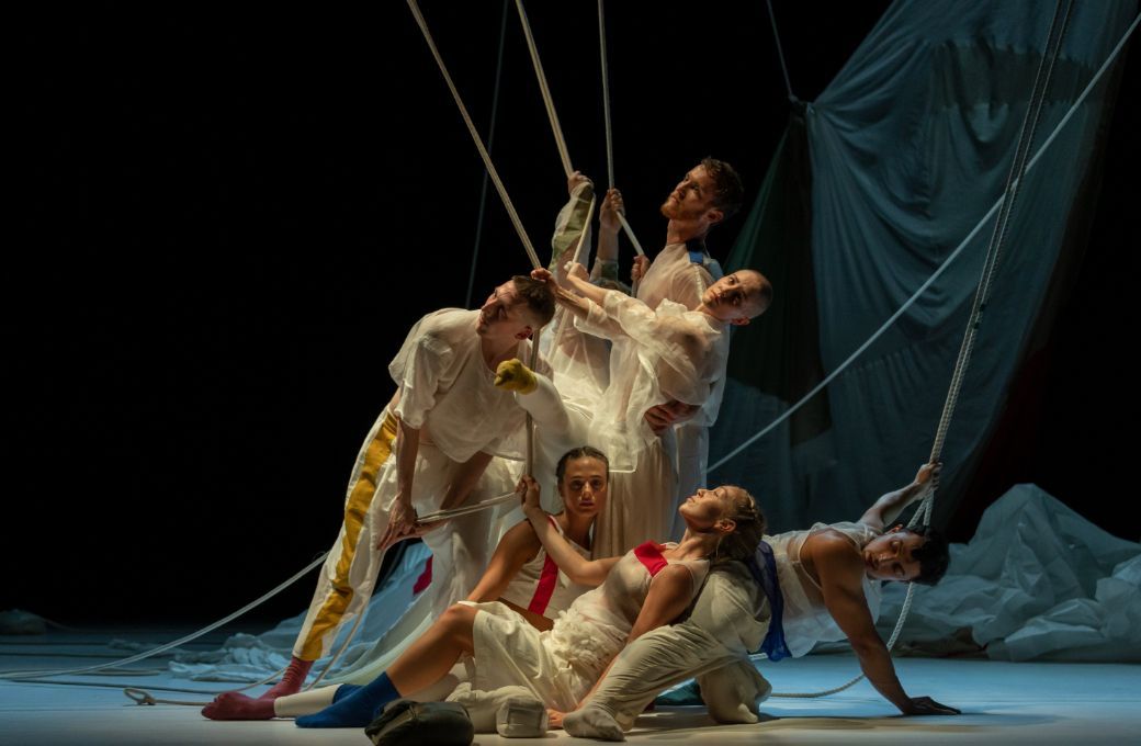 Sydney Dance Company in Marina Mascarell's <i>The Shell, A Ghost, The Host &amp; The Lyrebird</i> &copy; Pedro Greig