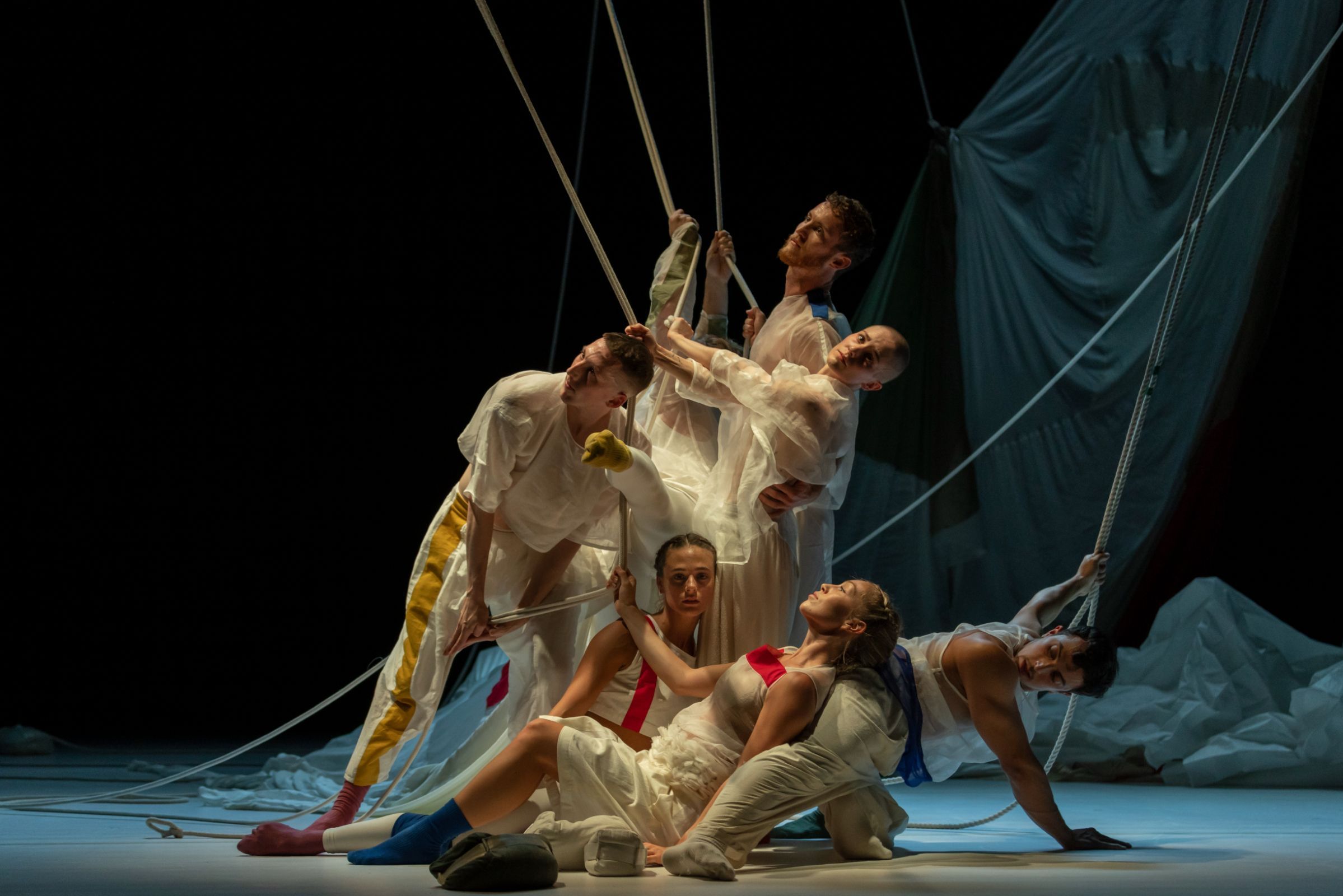 Sydney Dance Company in Marina Mascarell's <i>The Shell, A Ghost, The Host &amp; The Lyrebird</i> &copy; Pedro Greig