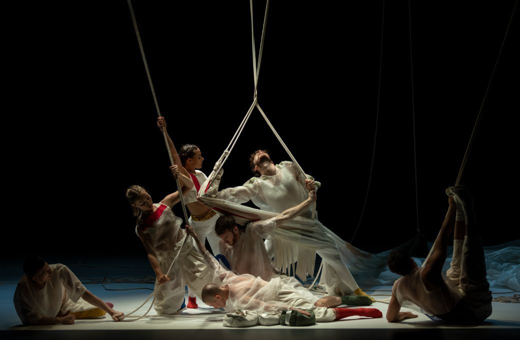 Sydney Dance Company in Marina Mascarell's <i>The Shell, A Ghost, The Host &amp; The Lyrebird</i> &copy; Pedro Greig