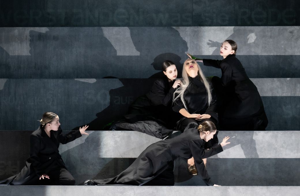 Michaela Schuster (Klytaemnestra) and Maids &copy; Monika Rittershaus