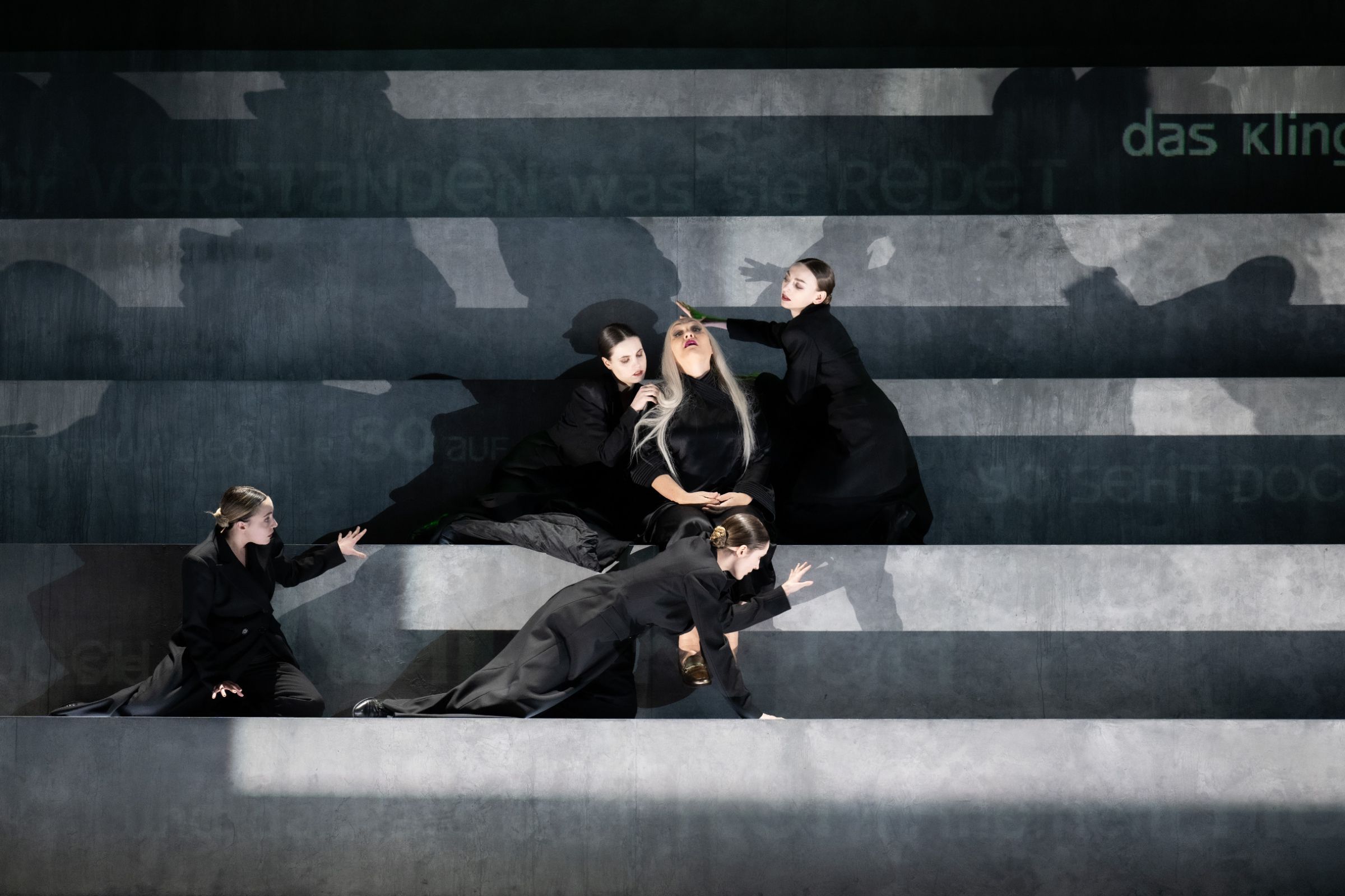 Michaela Schuster (Klytaemnestra) and Maids &copy; Monika Rittershaus