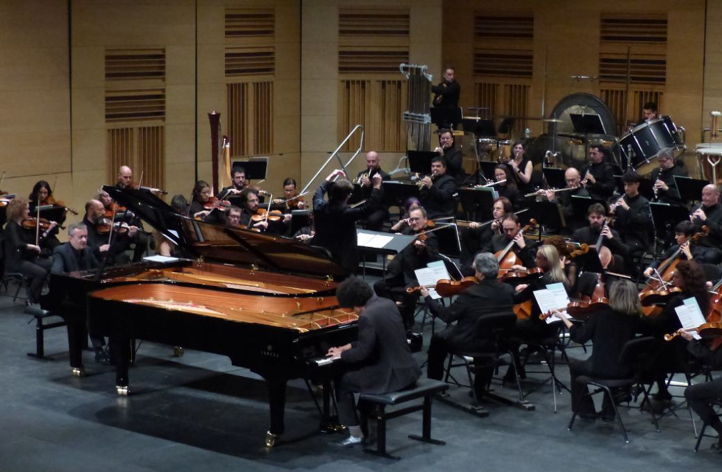 Lucjan Luc y Daahoud Salim, pianos, Álvaro Albiach al frente de la OEX © Orquesta de Extremadura