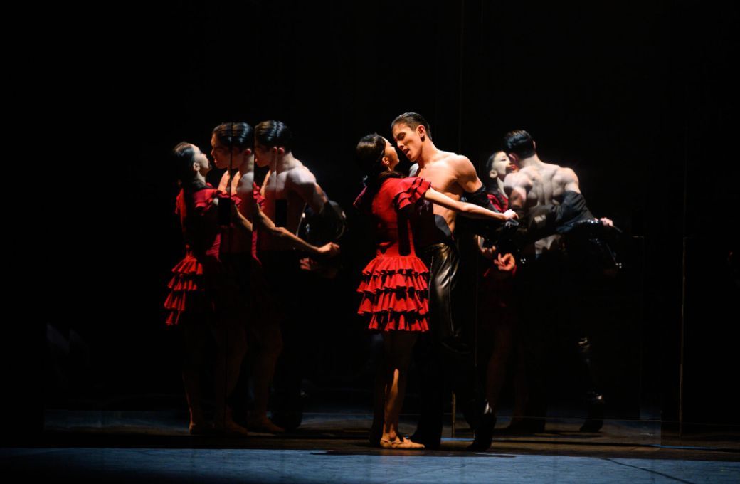 Minju Kang as Carmen and Erik Woolhouse as Torero in Johan Inger's <i>Carmen</i> © Laurent Liotardo