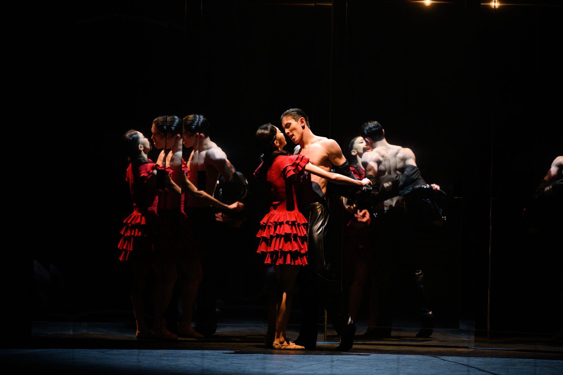 Minju Kang as Carmen and Erik Woolhouse as Torero in Johan Inger's <i>Carmen</i> &copy; Laurent Liotardo