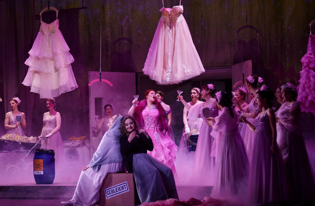 Camilla Nylund (The Empress), Evelyn Herlitzius (The Nurse) and chorus &copy; Semperoper Dresden | Ludwig Olah