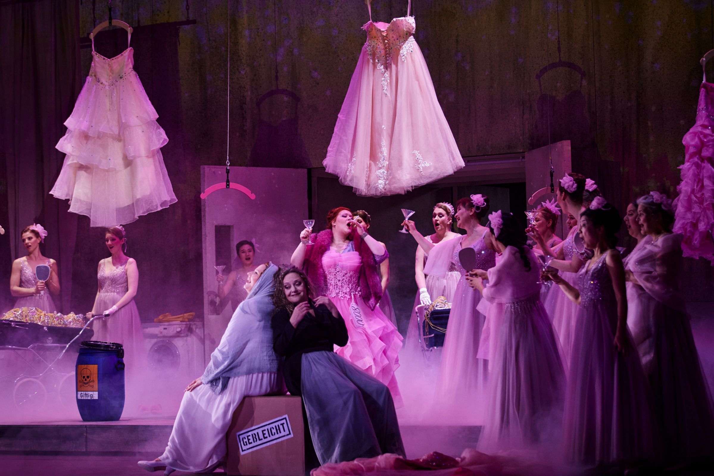Camilla Nylund (The Empress), Evelyn Herlitzius (The Nurse) and chorus &copy; Semperoper Dresden | Ludwig Olah