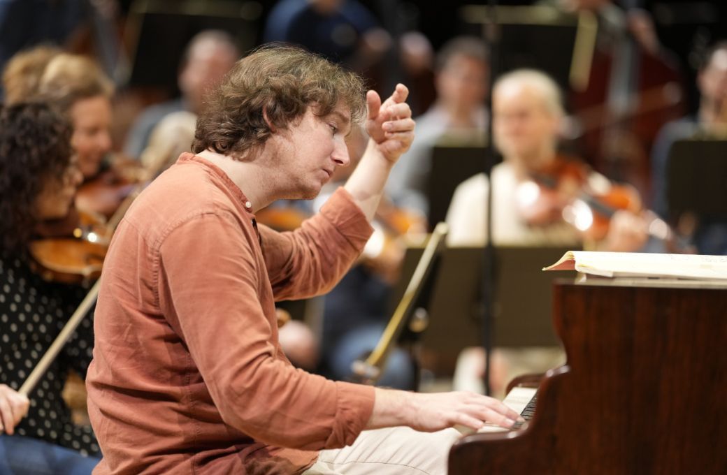 Maxim Emelyanychev en répétition avec l'Orchestre Philharmonique de Radio France © Christophe Abramowitz / Radio France