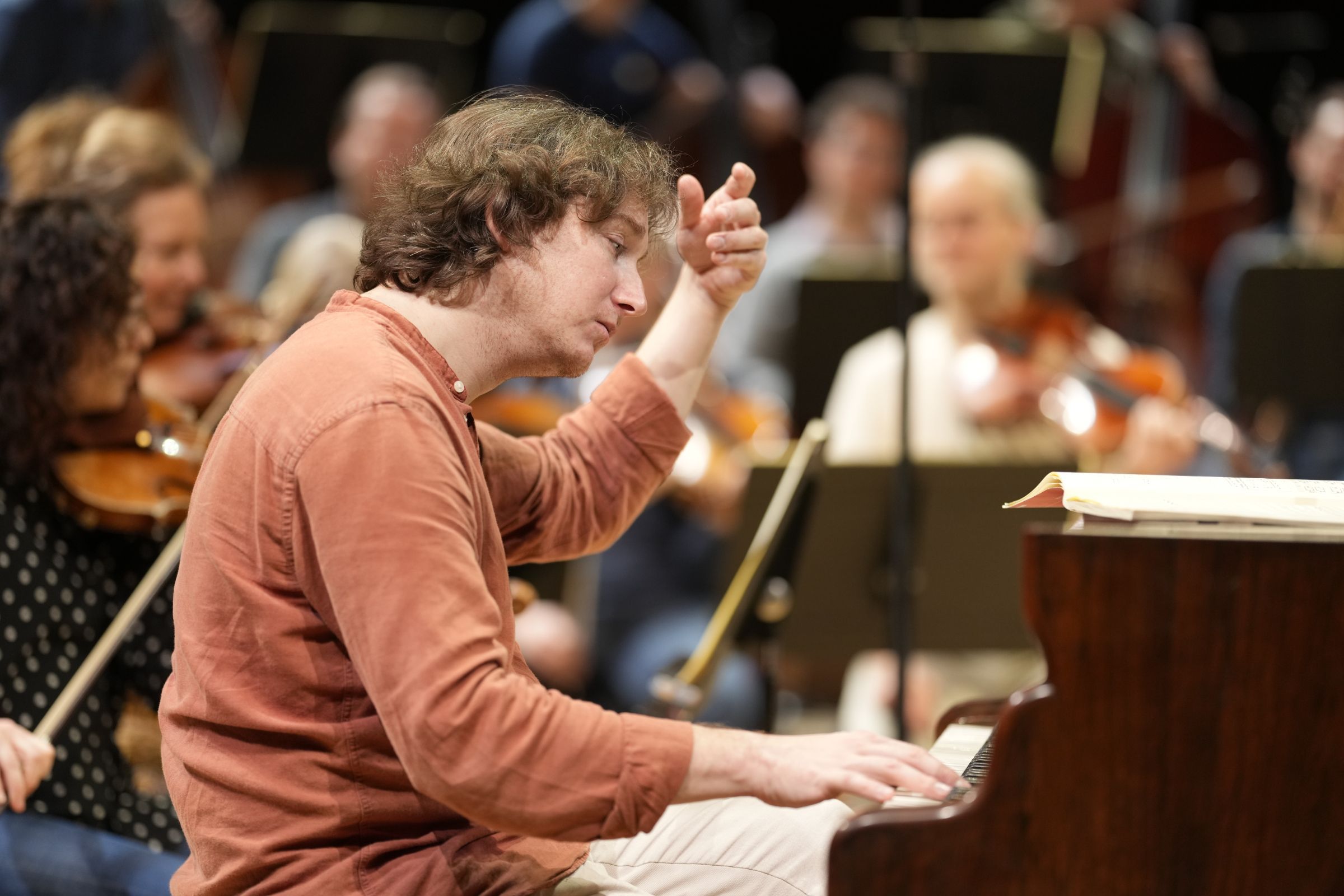 Maxim Emelyanychev en répétition avec l'Orchestre Philharmonique de Radio France © Christophe Abramowitz / Radio France