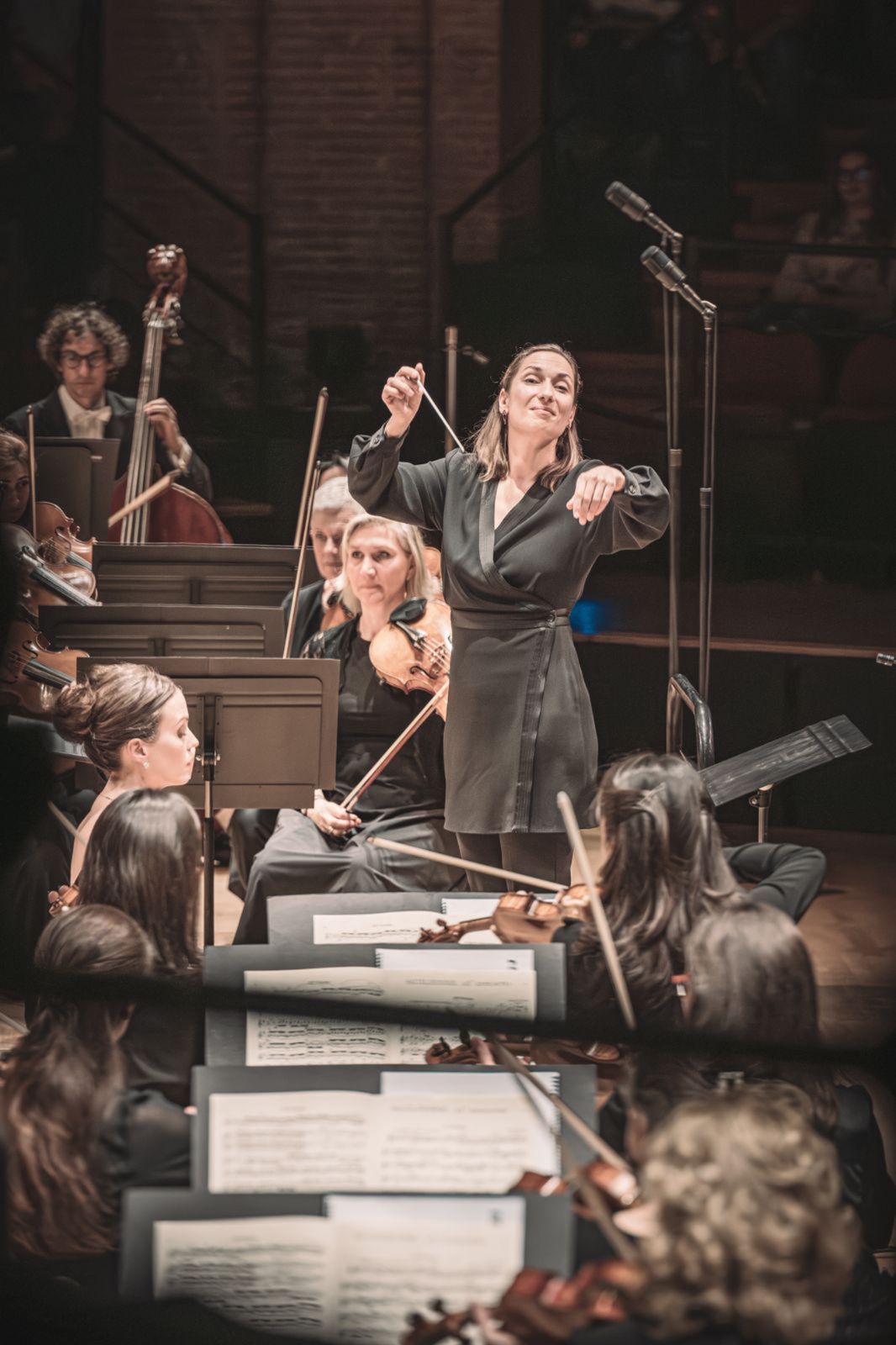Ariane Matiakh dirige l'Orchestre National du Capitole de Toulouse &copy; Romain Alcaraz