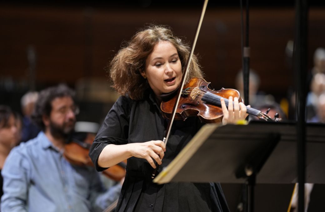 Patricia Kopatchinskaja en répétition avec l'Orchestre Philharmonique de Radio France &copy; Christophe Abramowitz / Radio France