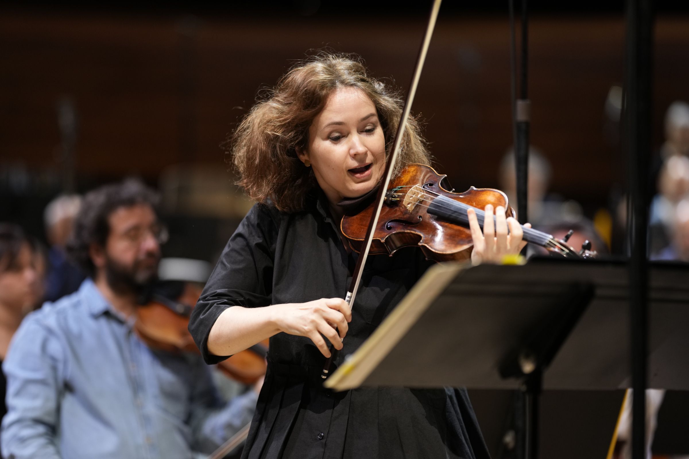 Patricia Kopatchinskaja en répétition avec l'Orchestre Philharmonique de Radio France © Christophe Abramowitz / Radio France