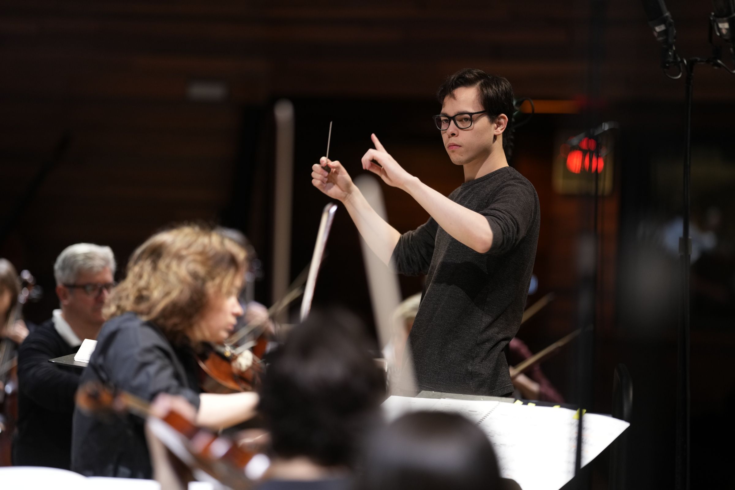 Tarmo Peltokoski en répétition avec l'Orchestre Philharmonique de Radio France © Christophe Abramowitz / Radio France