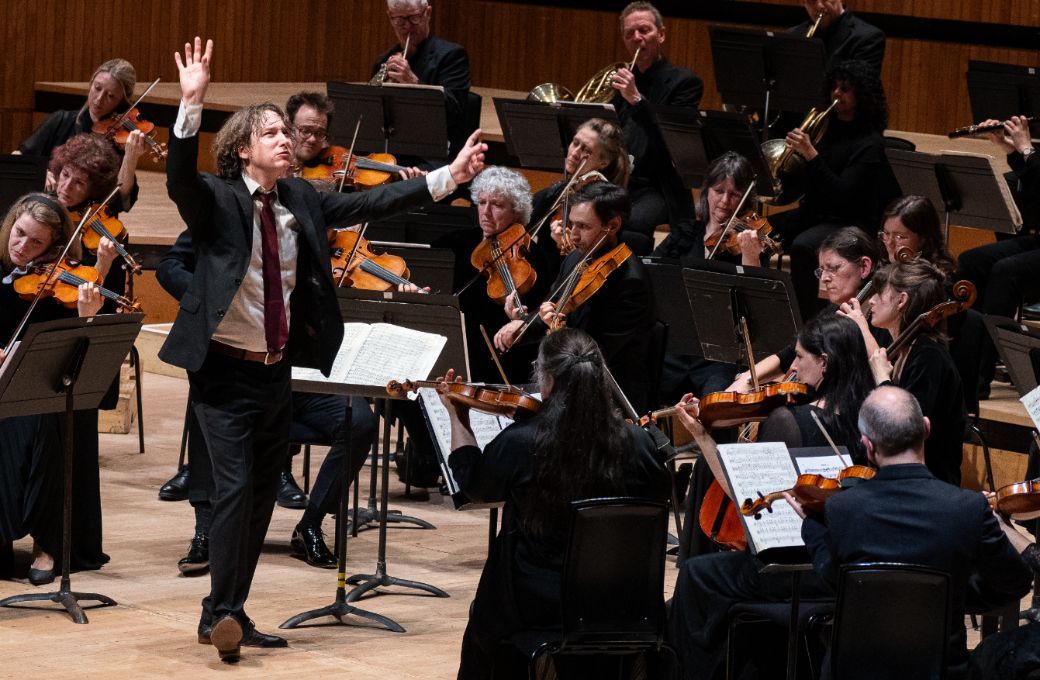 Maxim Emelyanychev conducts the OAE &copy; Zen Grisdale