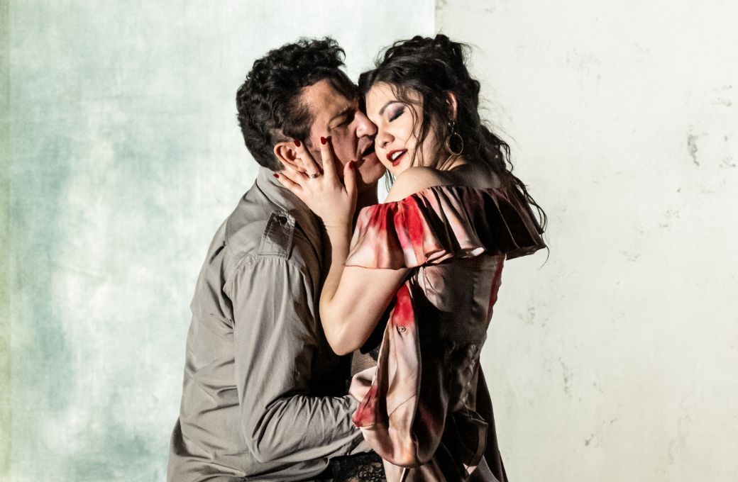 Piotr Beczała (Don Jos&eacute;) and Aigul Akhmetshina (Carmen) &copy; ROH | Camilla Greenwell