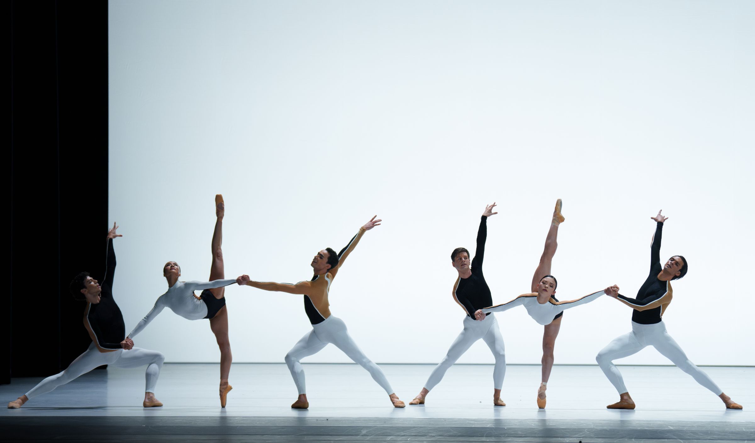 Dutch National Ballet in David Dawson's <i>Anima Animus</i> &copy; Altin Kaftira