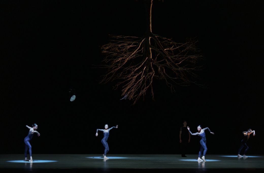Dutch National Ballet in Jiř&iacute; Kyli&aacute;n's <i>Wings of Wax</i> &copy; Altin Kaftira