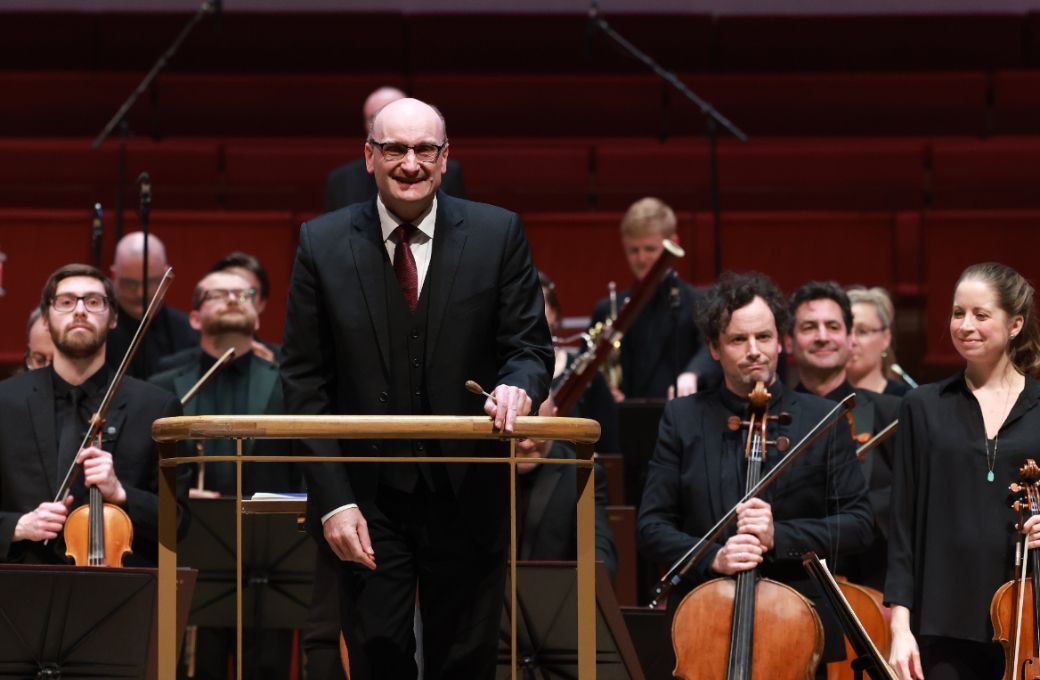 Andrew Manze and the Royal Liverpool Philharmonic Orchestra © Gareth Jones