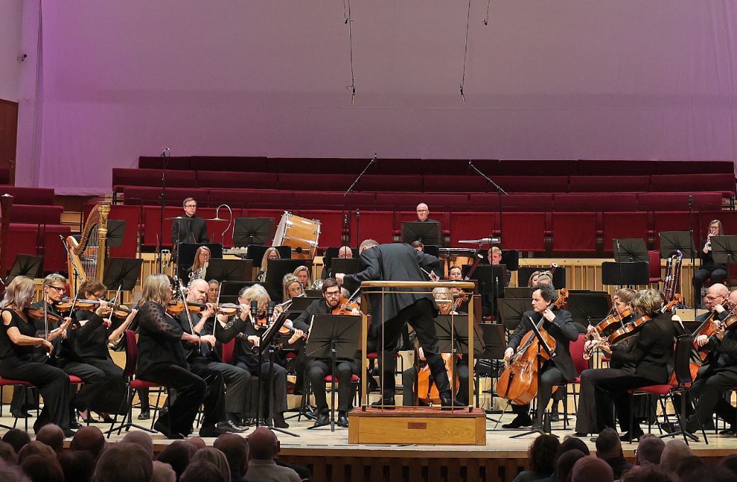Andrew Manze conducts the Royal Liverpool Philharmonic Orchestra © Gareth Jones