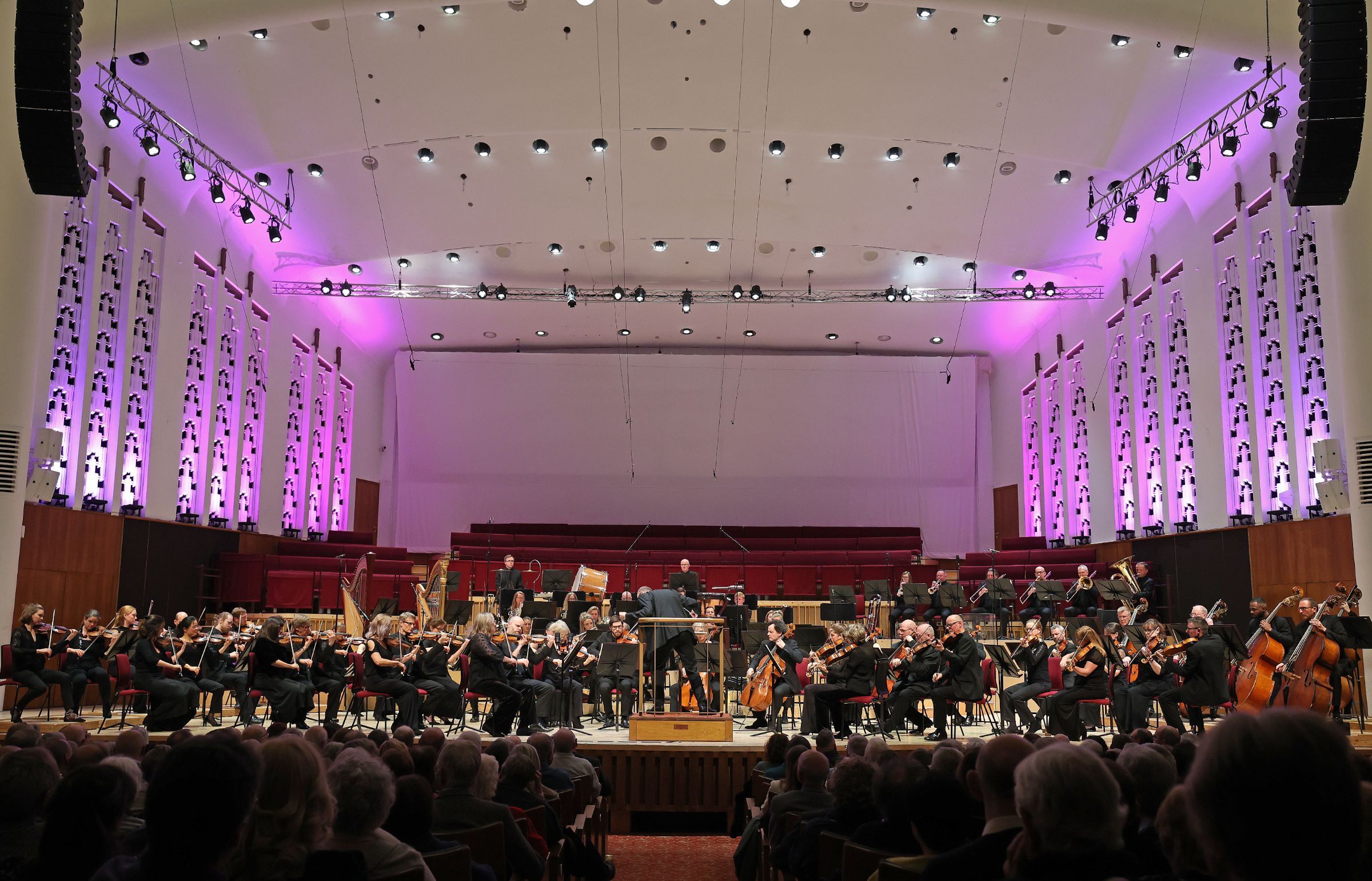 Andrew Manze conducts the Royal Liverpool Philharmonic Orchestra © Gareth Jones