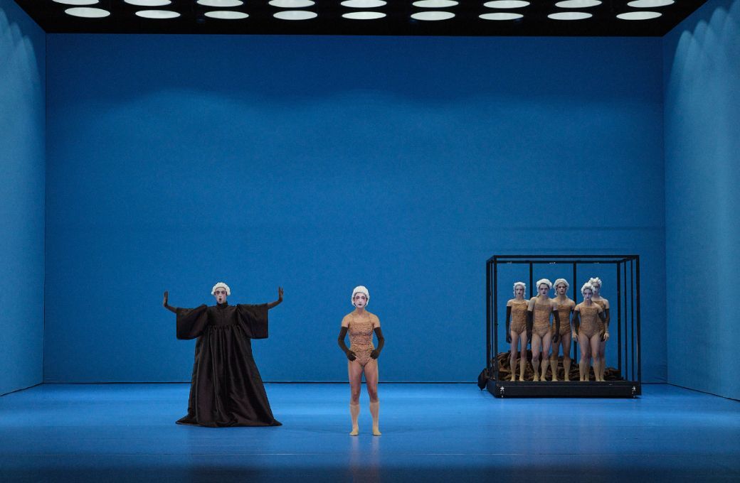 Joaquin Angelucci, Marta Andreitsiv and Ensemble Ballett am Rhein in Hege Haagenrud's <i>Bystanders</i> © Daniel Senzek