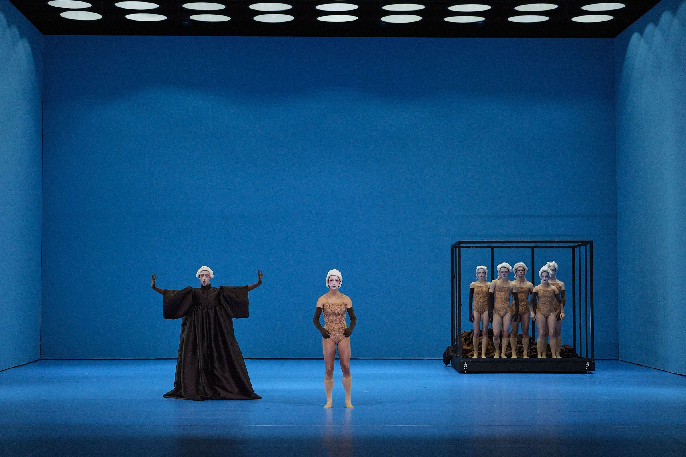 Joaquin Angelucci, Marta Andreitsiv and Ensemble Ballett am Rhein in Hege Haagenrud's <i>Bystanders</i> © Daniel Senzek