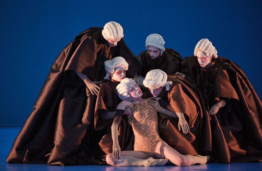 Imogen Walters and Ensemble Ballett am Rhein in Hege Haagenrud's <i>Bystanders</i> © Daniel Senzek