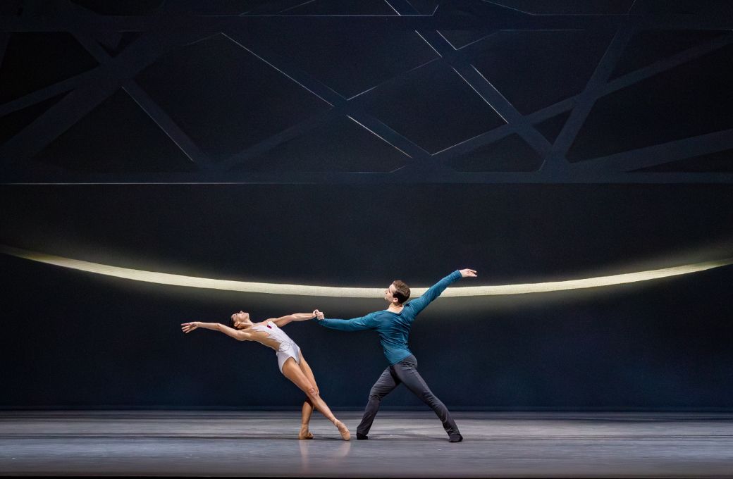 Bruno Micchiardi as Siegfried and Sophie Martin as Odette in David Dawson's <i>Swan Lake</i> © Andy Ross