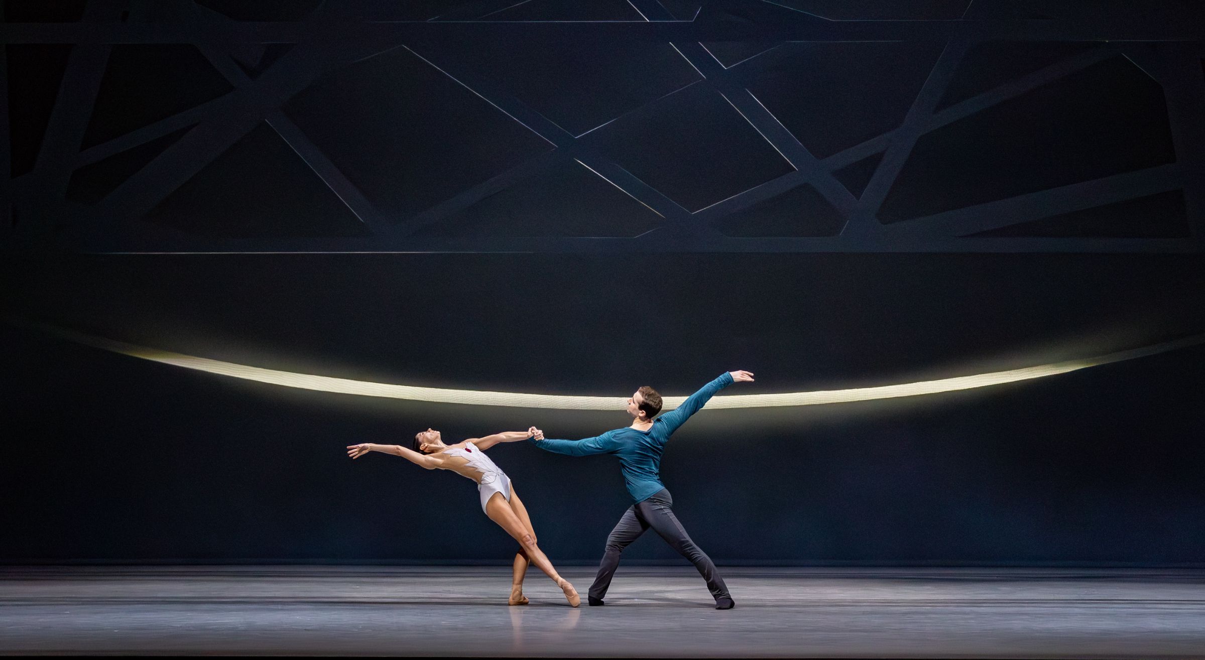 Bruno Micchiardi as Siegfried and Sophie Martin as Odette in David Dawson's <i>Swan Lake</i> © Andy Ross
