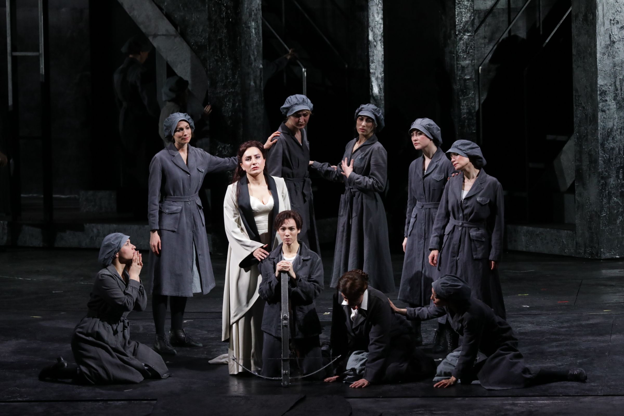 Salome Jicia (Mathilde), Catherine Trottmann (Jemmy) and ensemble &copy; Teatro alla Scala | Brescia e Amisano