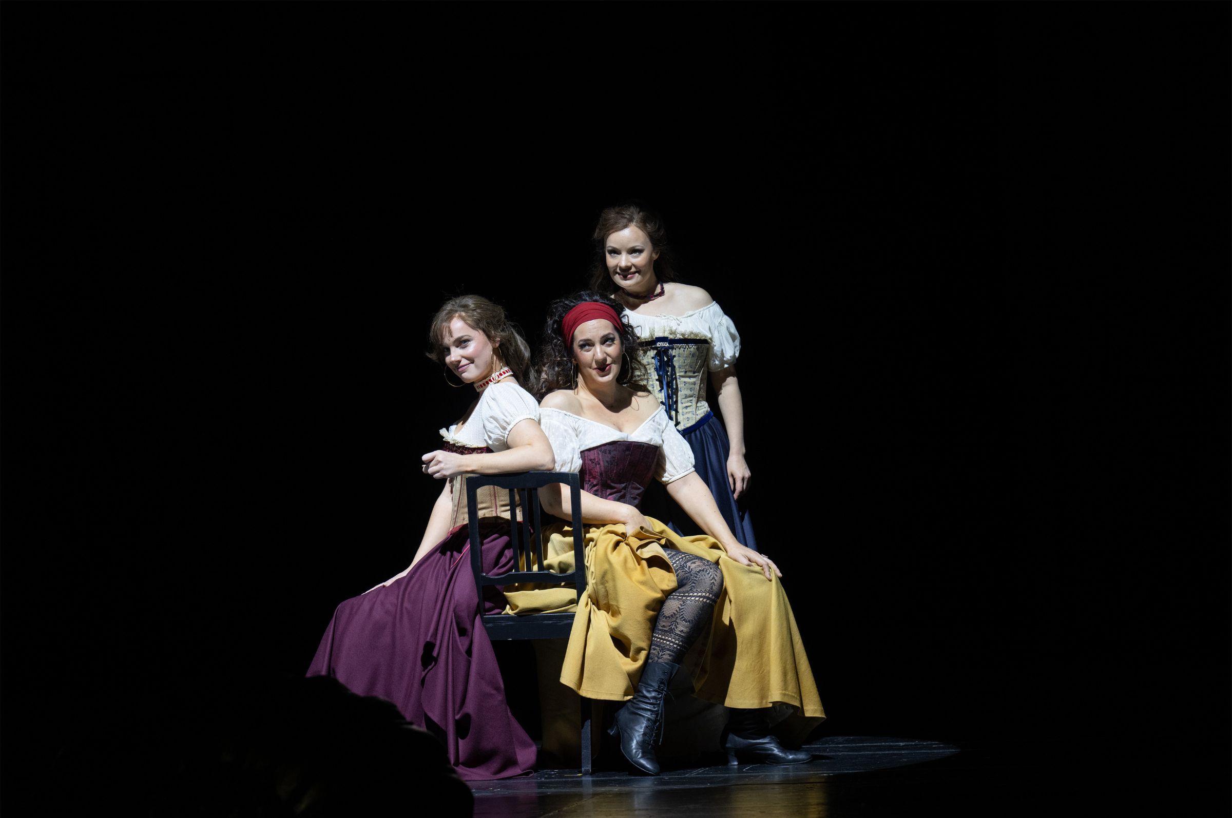 Niamh O'Sullivan (Mercédès), Marina Viotti (Carmen) und Uliana Alexyuk (Frasquita) © Monika Rittershaus