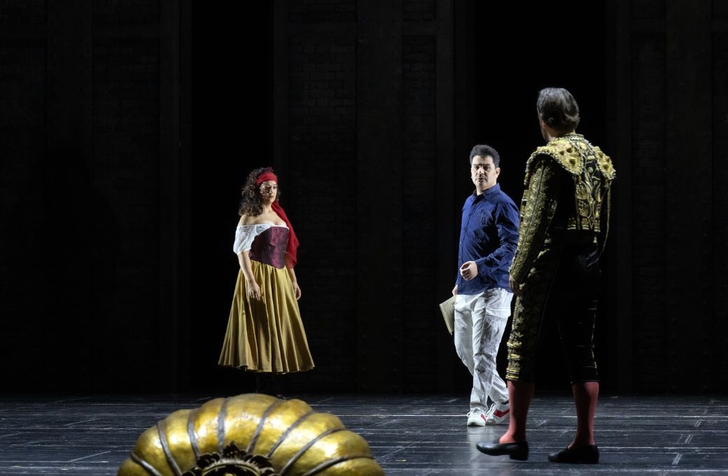 Marina Viotti (Carmen), Saimir Pirgu (Don José) und Łukasz Goliński (Escamillo) © Monika Rittershaus