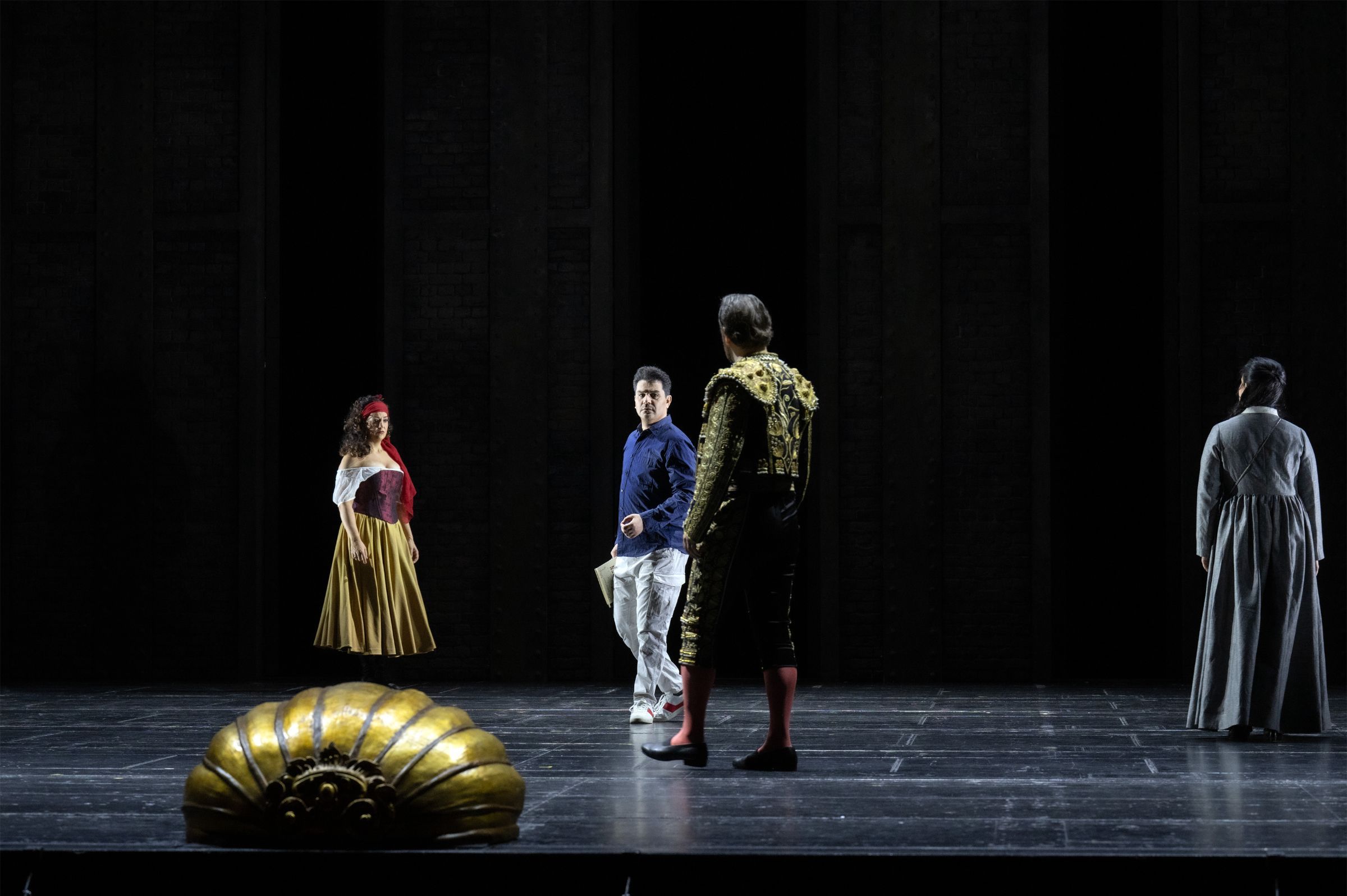 Marina Viotti (Carmen), Saimir Pirgu (Don José) und Łukasz Goliński (Escamillo) © Monika Rittershaus