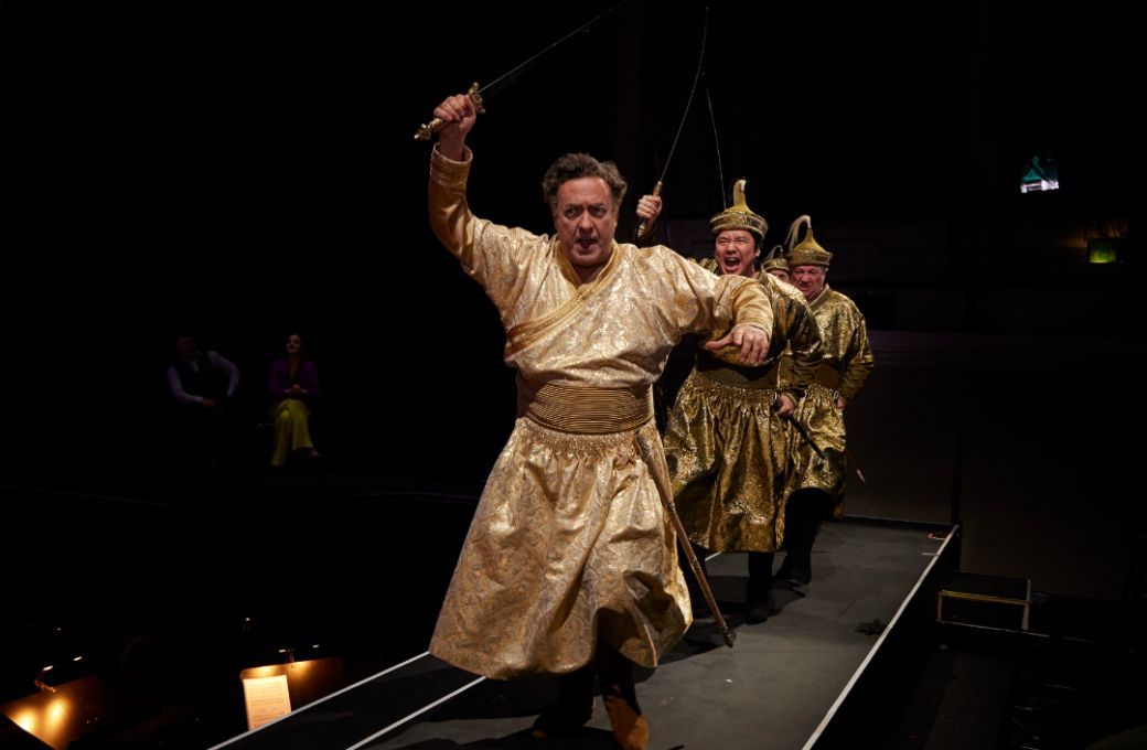 Carlo Lepore (Kublai Khan) and the Arnold Schoenberg Chor © Herwig Prammer