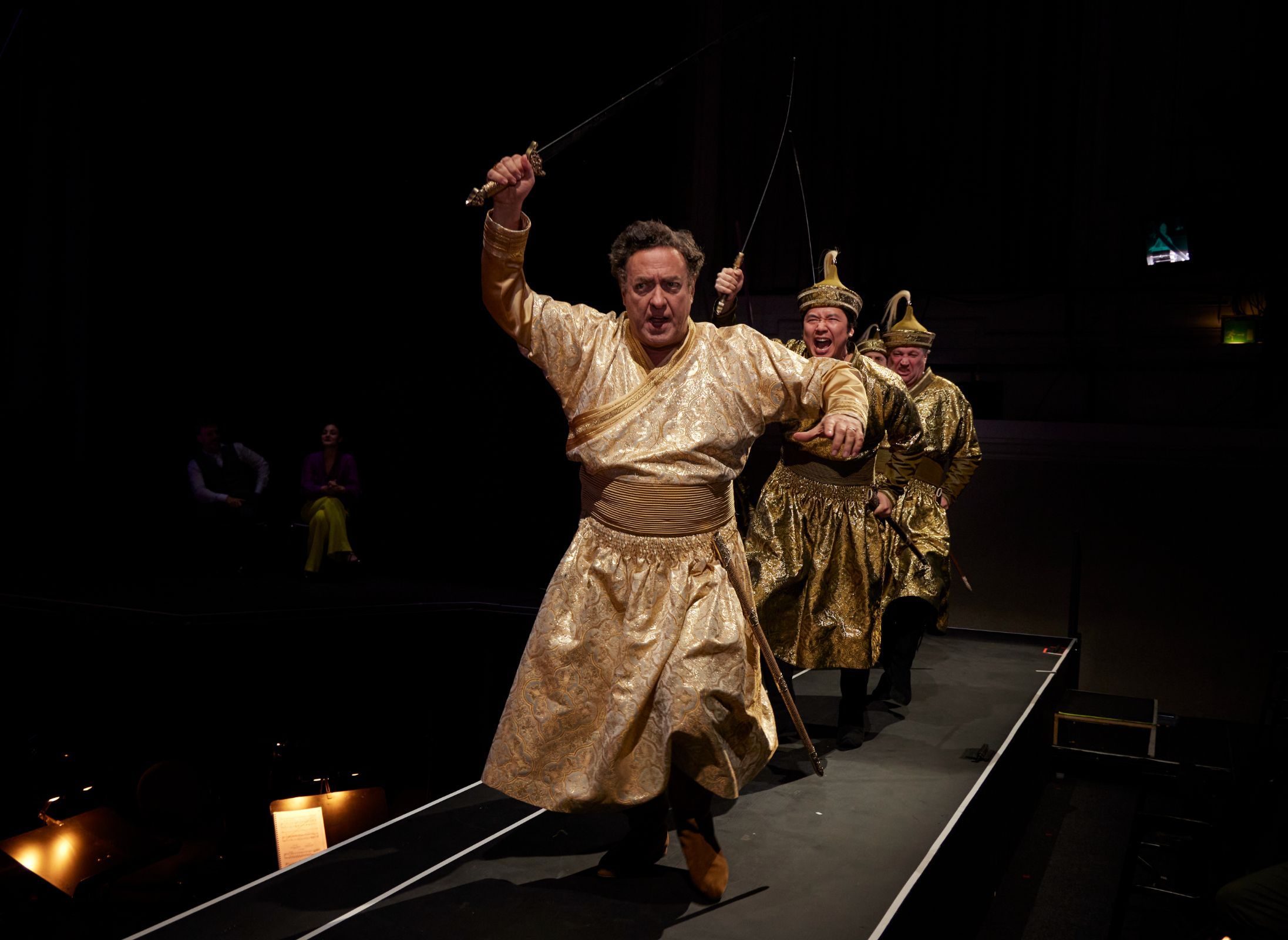 Carlo Lepore (Kublai Khan) and the Arnold Schoenberg Chor © Herwig Prammer