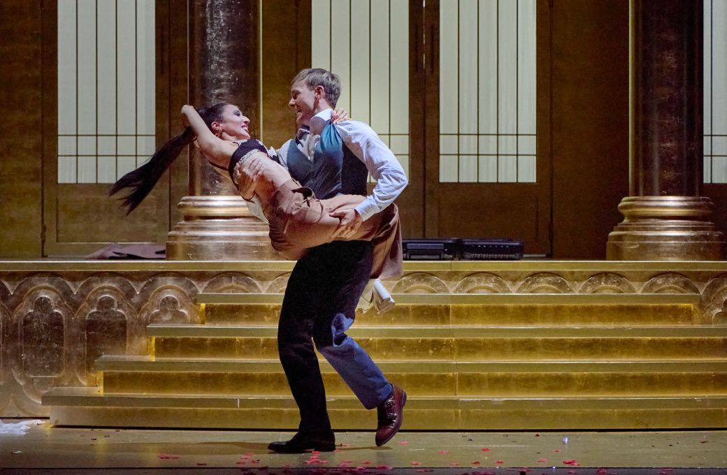 Marie Lys (Alzima) and Alasdair Kent (Timur) © Herwig Prammer