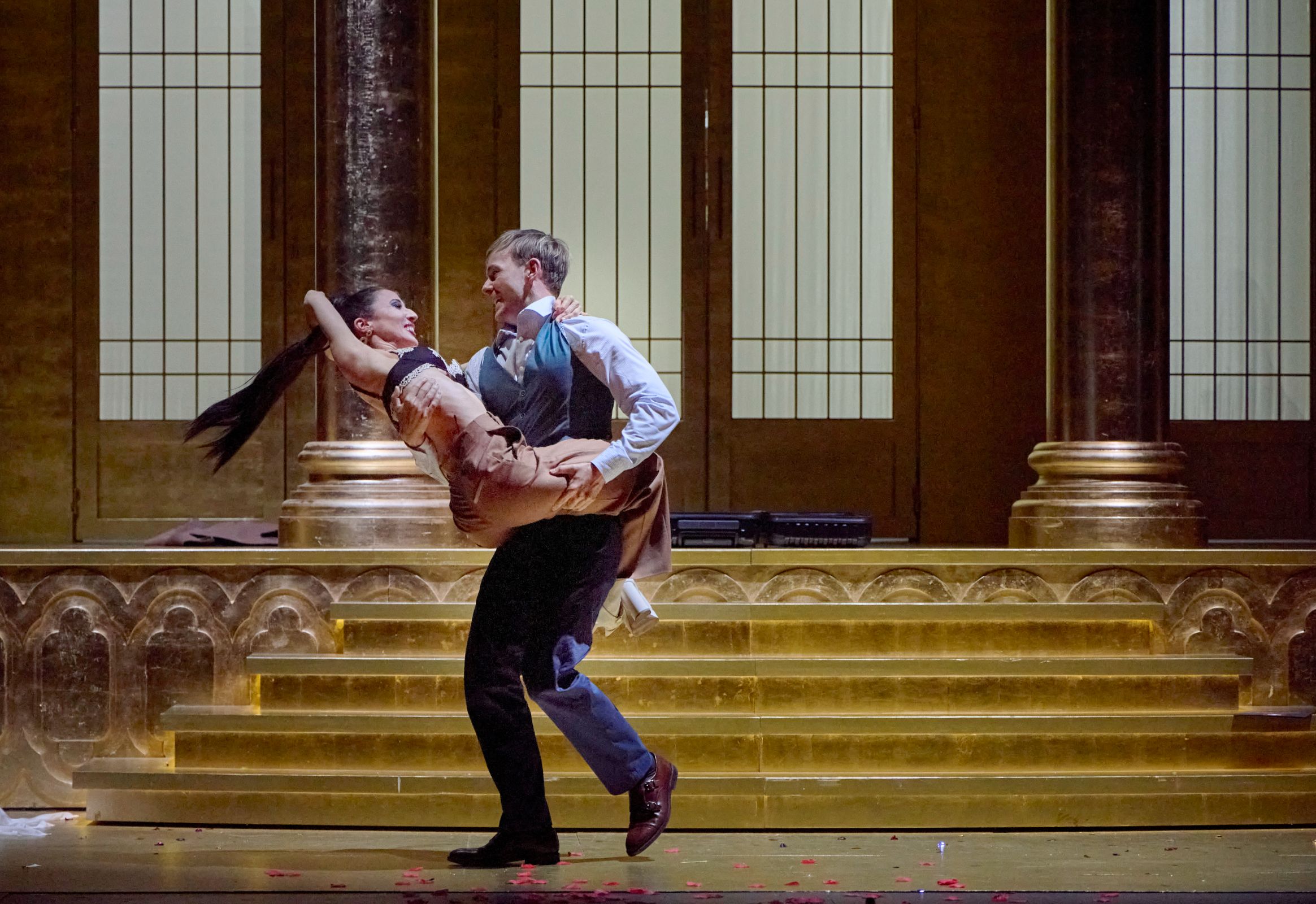 Marie Lys (Alzima) and Alasdair Kent (Timur) © Herwig Prammer