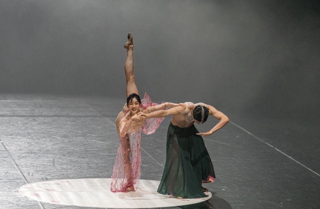 Korean National Ballet in <i>Season ; Spring</i> by Youngcheol Lee © Son Jail