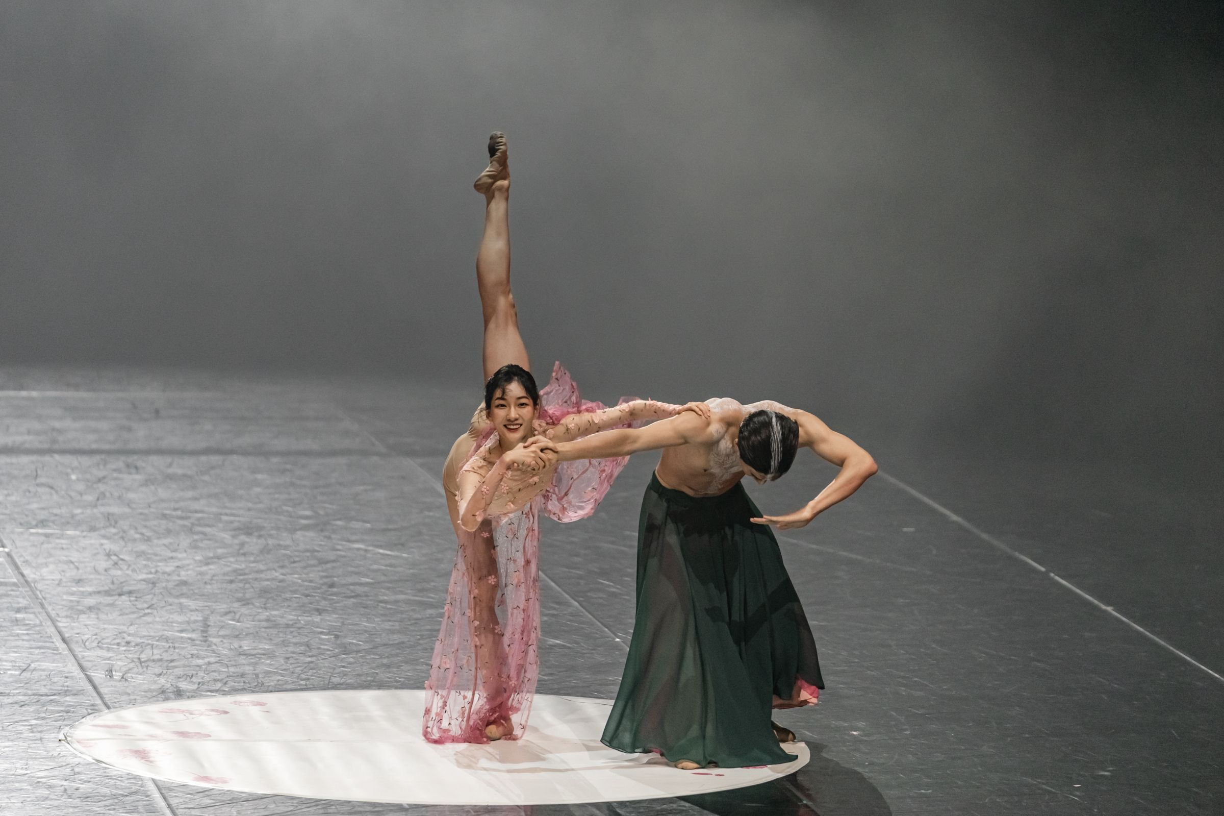 Korean National Ballet in <i>Season ; Spring</i> by Youngcheol Lee © Son Jail