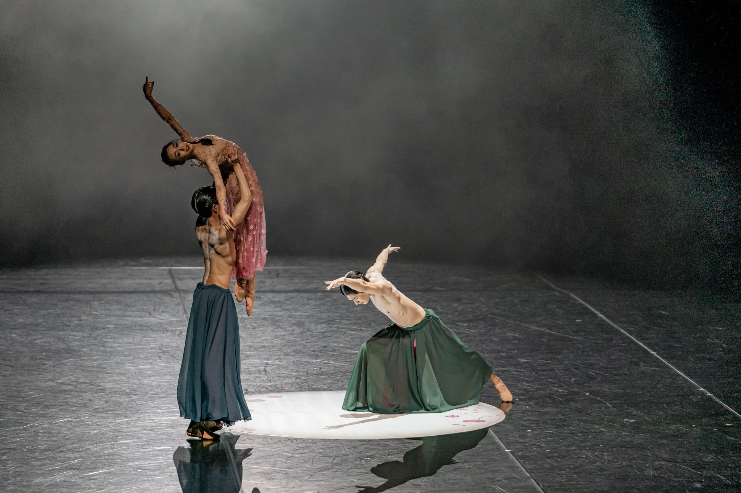 Korean National Ballet in Youngcheol Lee's <i>Season ; Spring</i> © Son Jail