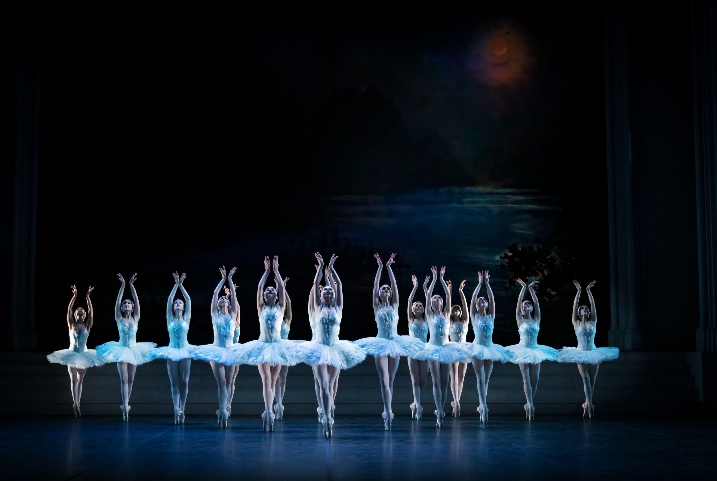 Royal Swedish Ballet in Rudolf Nureyev's <i>Swan Lake</i> &copy; The Royal Swedish Opera/Håkan Larsson