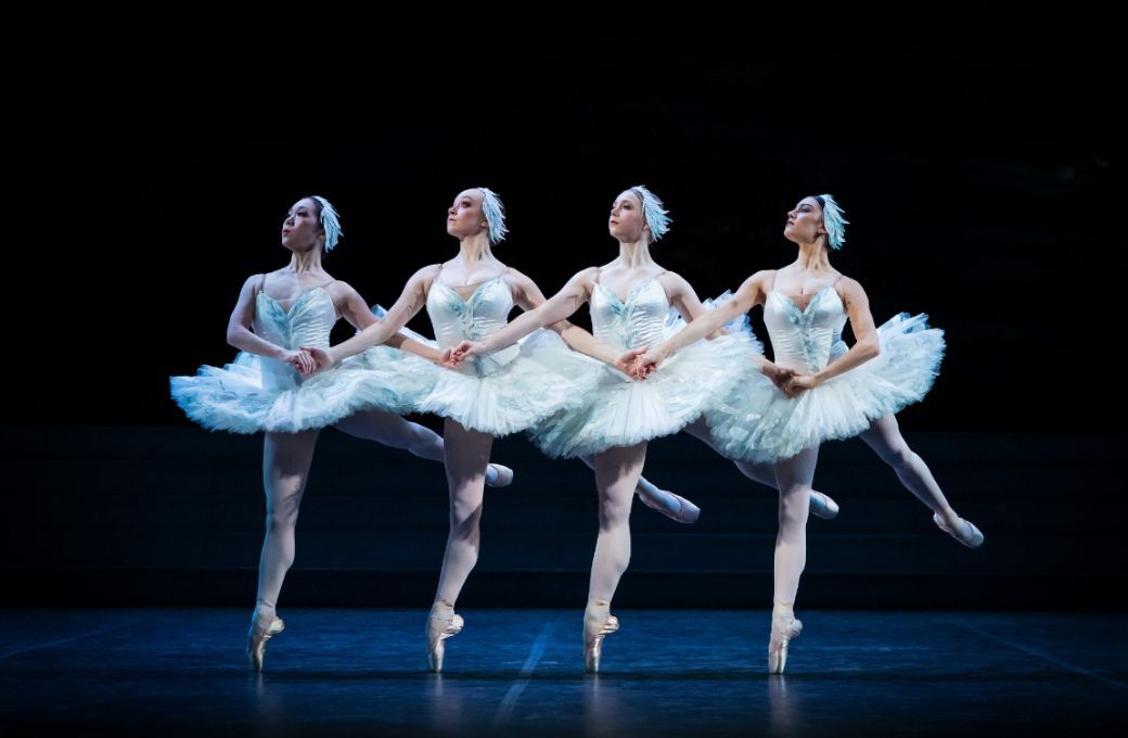 Royal Swedish Ballet as the Cygnets in Rudolf Nureyev's <i>Swan Lake</i> &copy; The Royal Swedish Opera/H&aring;kan Larsson