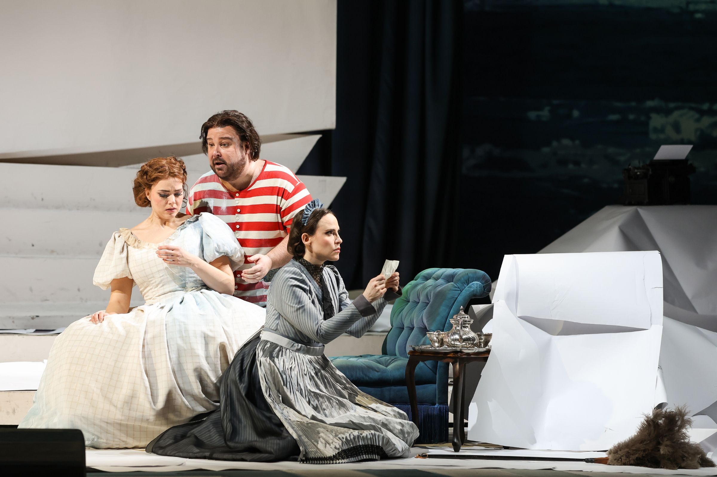 Matilda Sterby (Magda de Civry), Timothy Fallon (Prunier) und Rebecca Nelsen (Lisette) &copy; Barbara Pálffy | Volksoper Wien