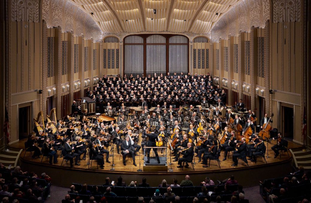 Thomas Hampson, Klaus Mäkelä and The Cleveland Orchestra and Chorus © Roger Mastroianni, courtesy of The Cleveland Orchestra